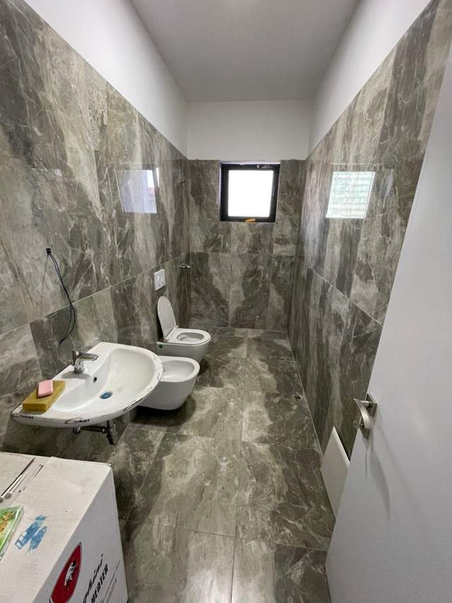 Tirane, jepet me qera ambjent biznesi Kati 1, 800 m² 8.000 Euro (Astir)