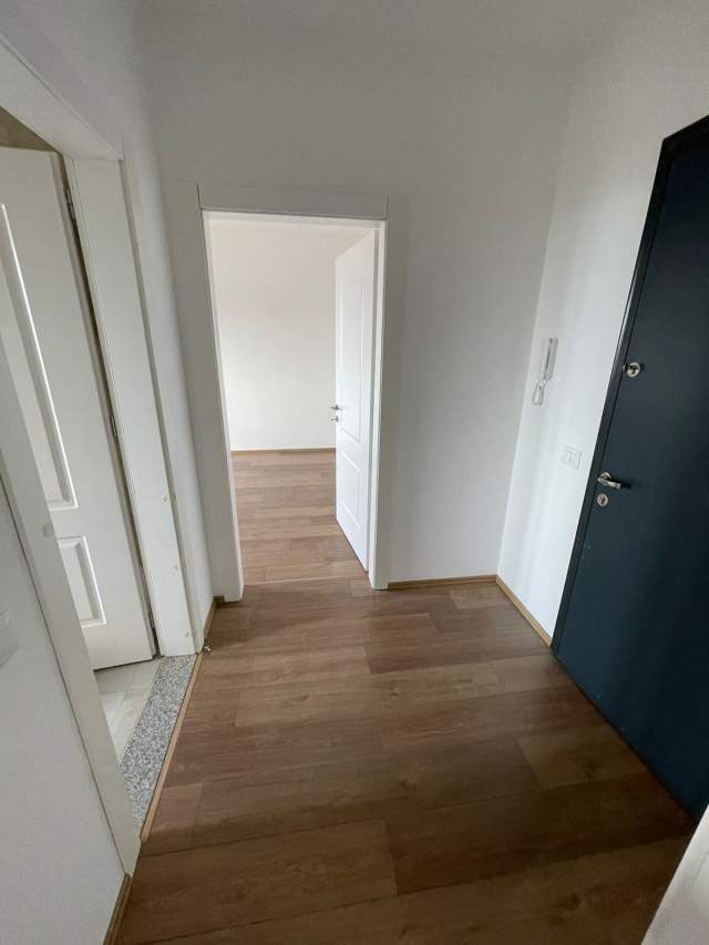 Tirane, shes apartament 1+1 Kati 8, 5.902 m² 65.000 Euro (Vila L)