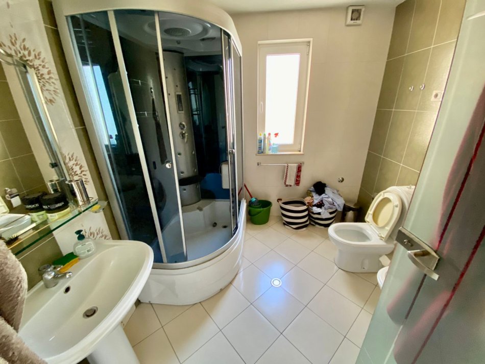 Tirane, shitet Vile 3+1+Aneks+Ballkon Kati 2, 170 m² (Rruga e Elbasanit)