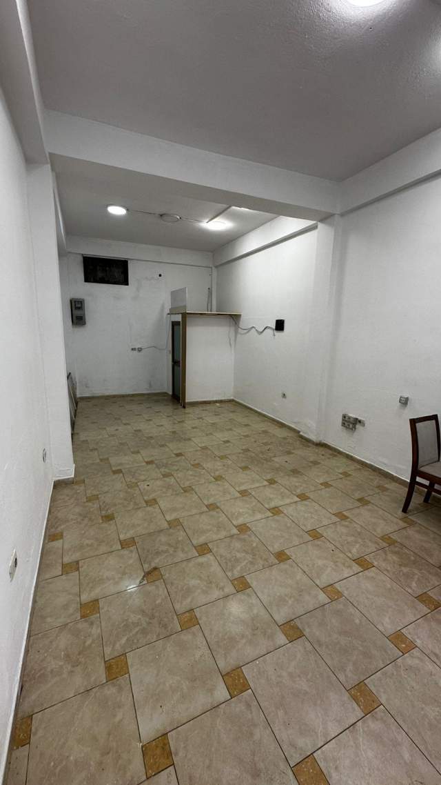 Tirane, jepet me qera ambjent biznesi Kati 0, 30 m² 400 Euro (Rruga Muhamet Gjollesha)