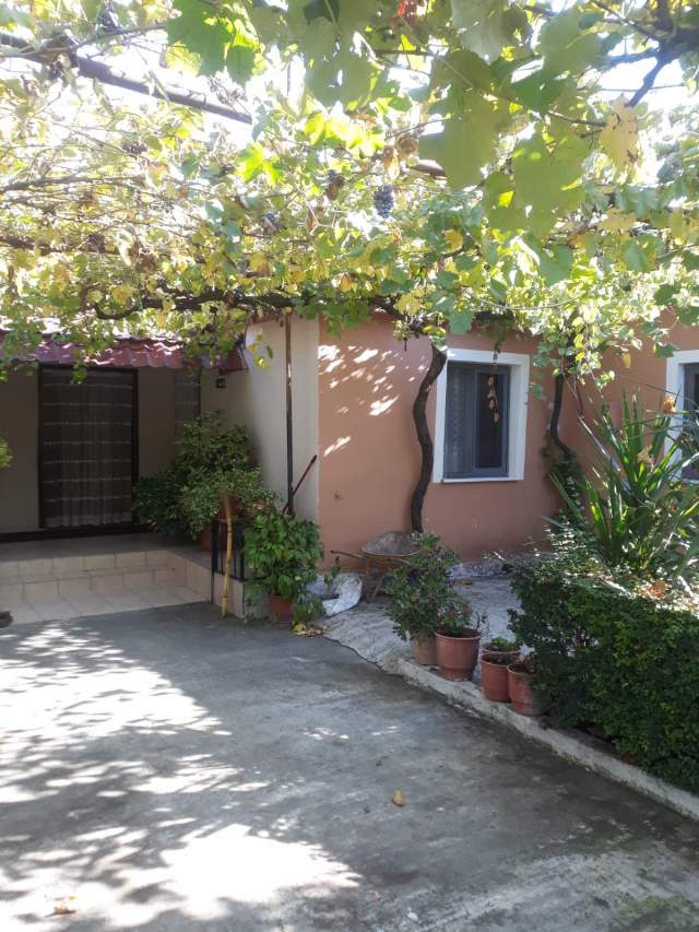 Shkoder, Barbullush Shitet Truall 200 m² dhe Ndertese 130 m² me siperfaqe totale 728 m², 2.016.000 Leke