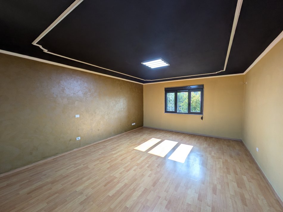 Tirane, Ambient biznesi me qira 70 m nga sheshi Skenderbej