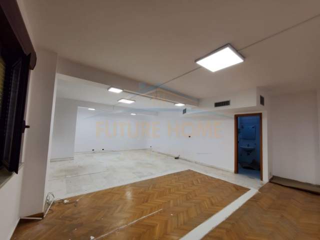 Tirane, jepet me qera ambjent biznesi Kati 7, 100 m² 1.000 Euro (Qender)