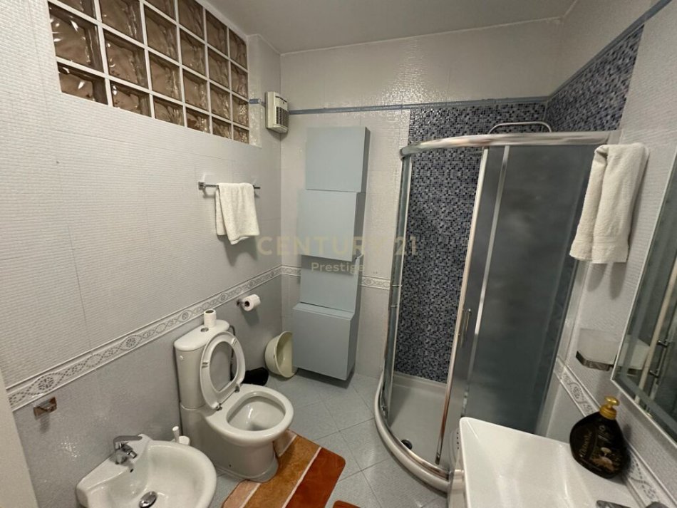 Tirane, jepet me qera apartament 1+1 Kati 1, 70 m² 1.000 € (Radio Televizioni Shqipetar)