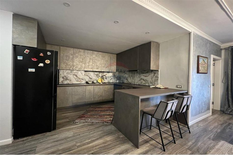 APARTAMENT ME QIRA 2+1 PRANE QENDRES