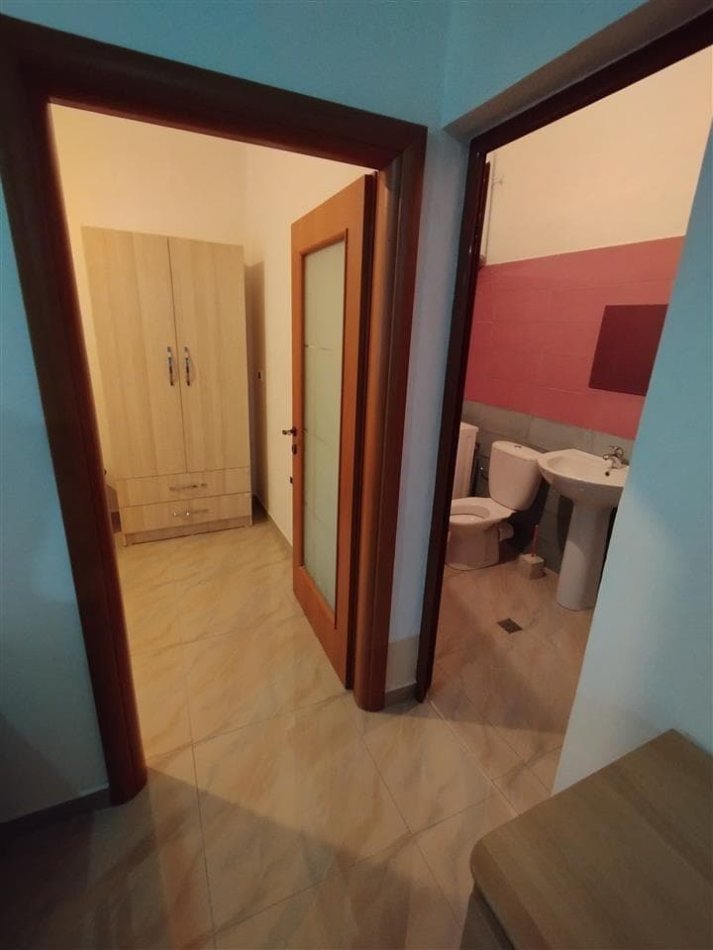 Tirane, jepet me qera apartament 1+1 Kati 1, 45 m² 270 € (Muhamed Deliu)