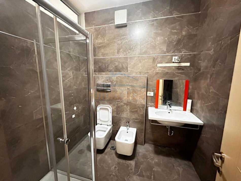 Tirane, jepet me qera Kati 4, 132 m² 1.500 € (Garda)