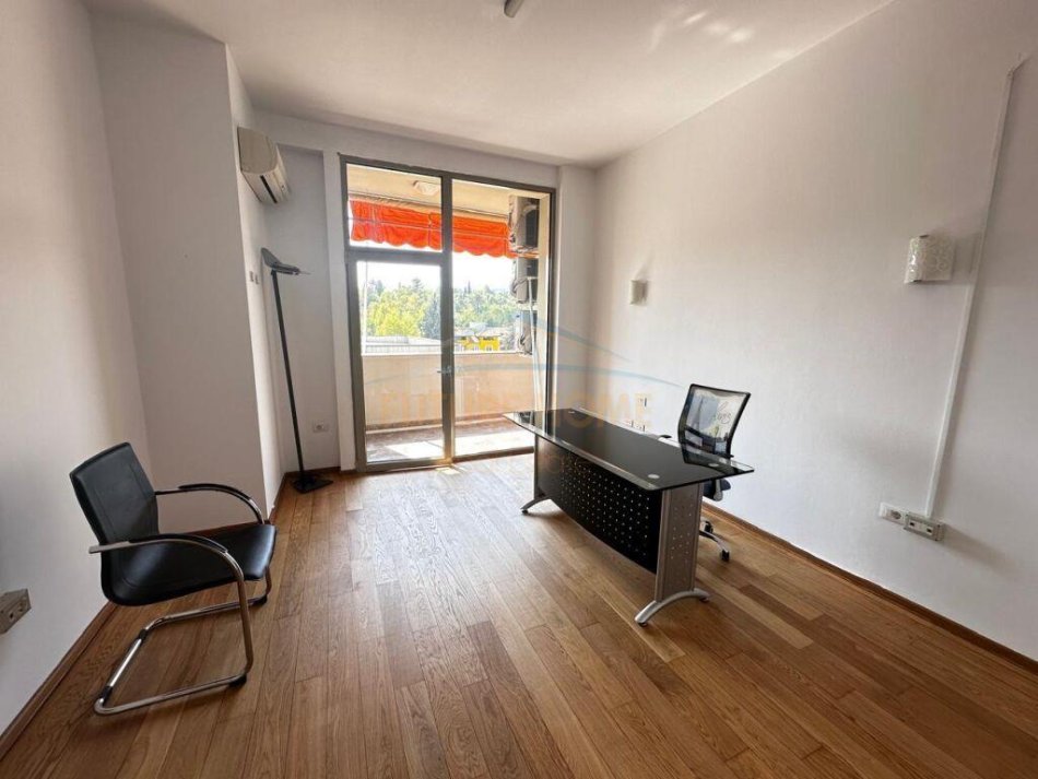 Tirane, jepet me qera Kati 4, 132 m² 1.500 € (Garda)