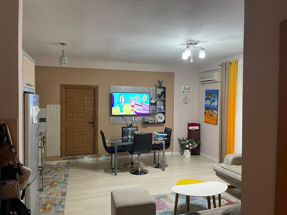 QERA APARTAMENT 1+1 UNAZE E RE TIRANE