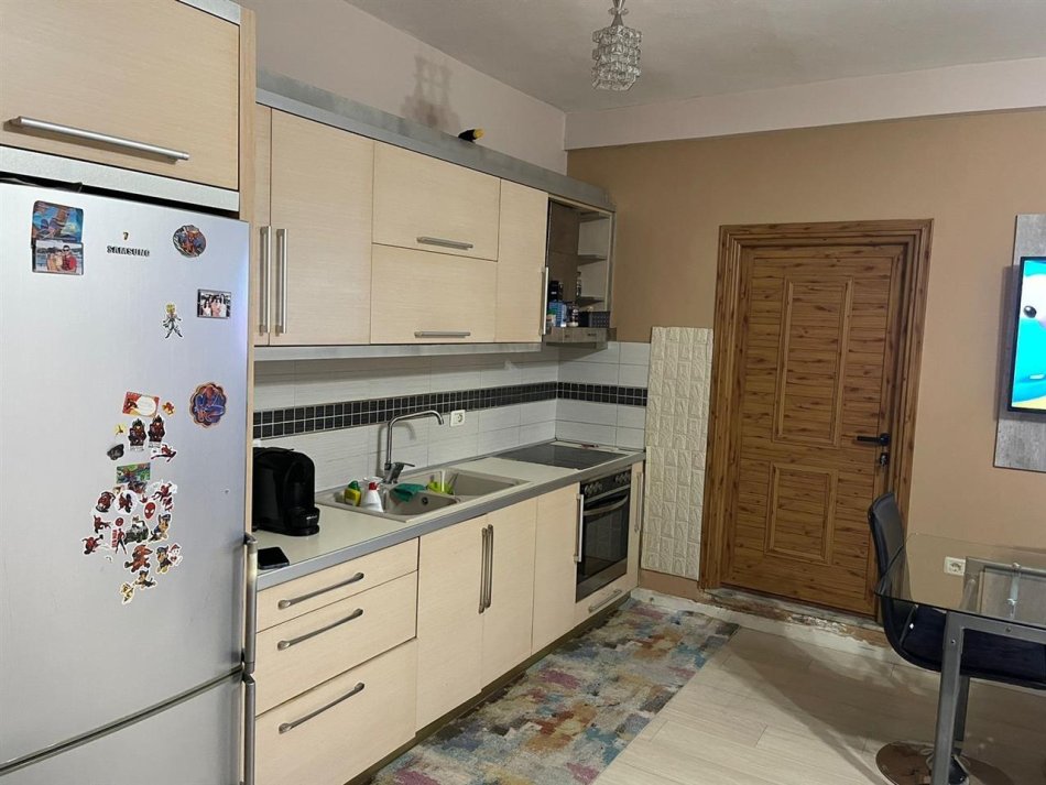 QERA APARTAMENT 1+1 UNAZE E RE TIRANE