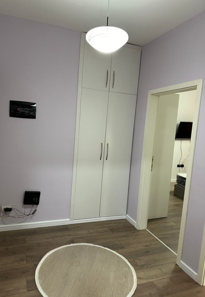 Apartament 1+1+ parking me qira, prane Radisson ne Tirane