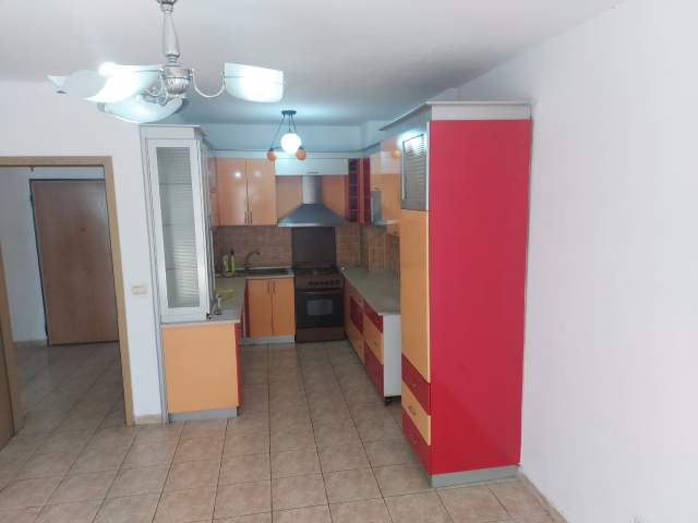 Tirane, jepet me qera zyre Kati 2, 132 m² 600 Euro (Bulevardi Bajram Curi)