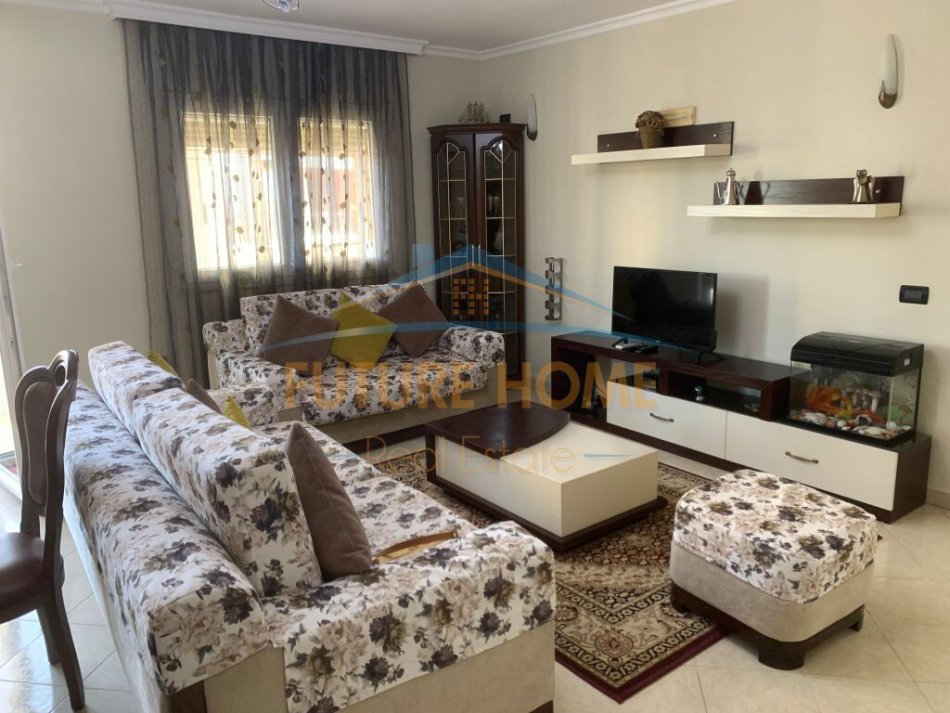 Tirane, jepet me qera apartament 2+1+Ballkon Kati 5, 85 m² 600 € (Rruga Bardhok Biba)