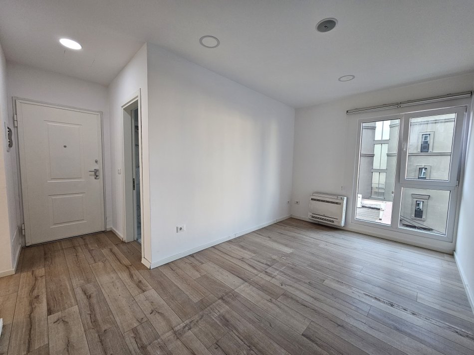 Tirane, jepet me qera ambjent biznesi Kati 2, 175 m² 2.300 € (Rruga Elbasanit)