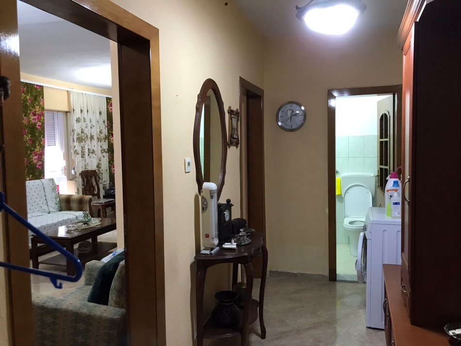 Tirane, jepet me qera apartament 1+1+Ballkon Kati 4, 82 m² 450 € (ne rrugen e Kosovareve Tirane.)