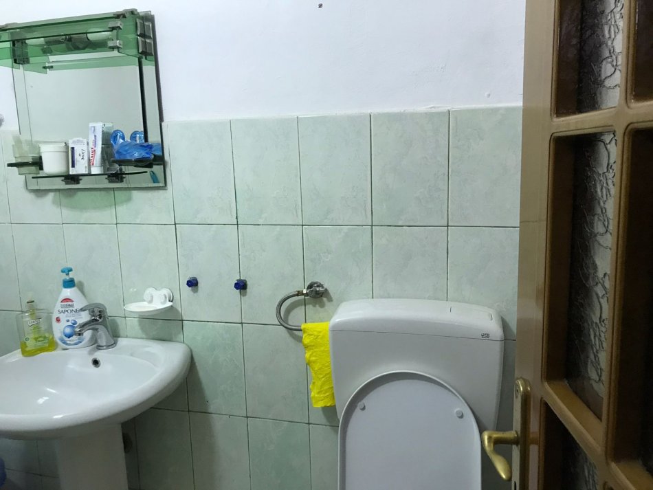 Tirane, jepet me qera apartament 1+1+Ballkon Kati 4, 82 m² 450 € (ne rrugen e Kosovareve Tirane.)