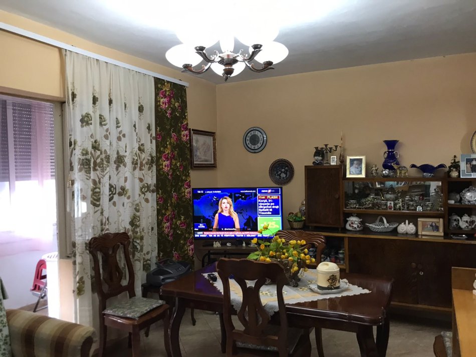 Tirane, jepet me qera apartament 1+1+Ballkon Kati 4, 82 m² 450 € (ne rrugen e Kosovareve Tirane.)