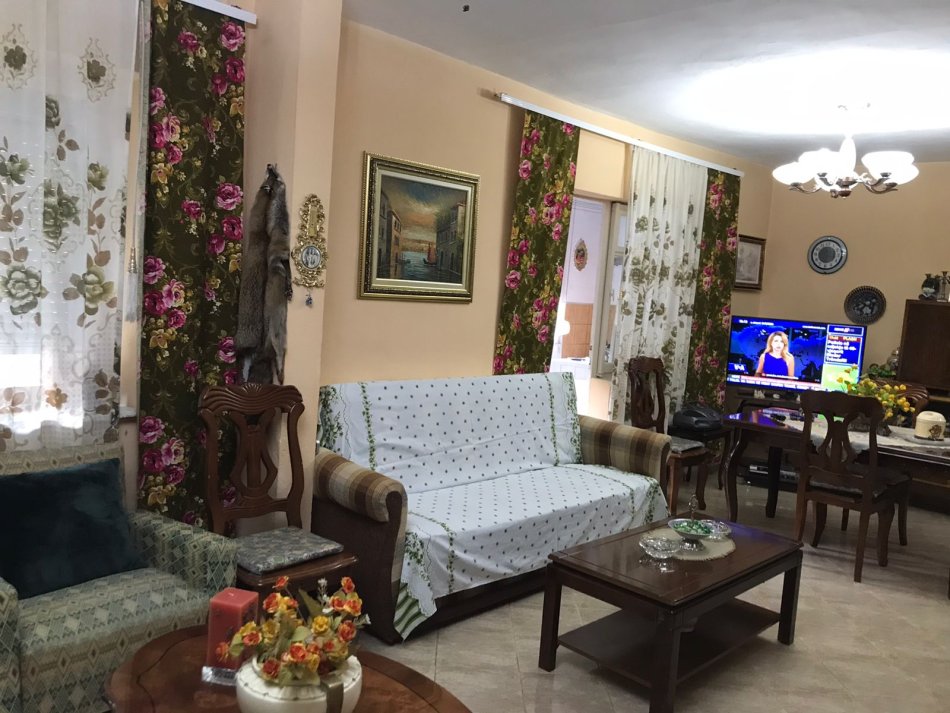 Tirane, jepet me qera apartament 1+1+Ballkon Kati 4, 82 m² 450 € (ne rrugen e Kosovareve Tirane.)