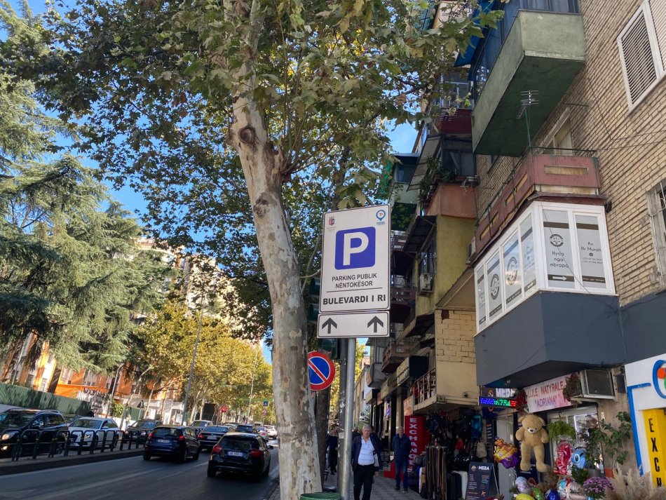 Tirane, jap me qera dyqan Kati 0, 21 m² 70.000 € (ne rrugen Reshit Petrela Tirane.)