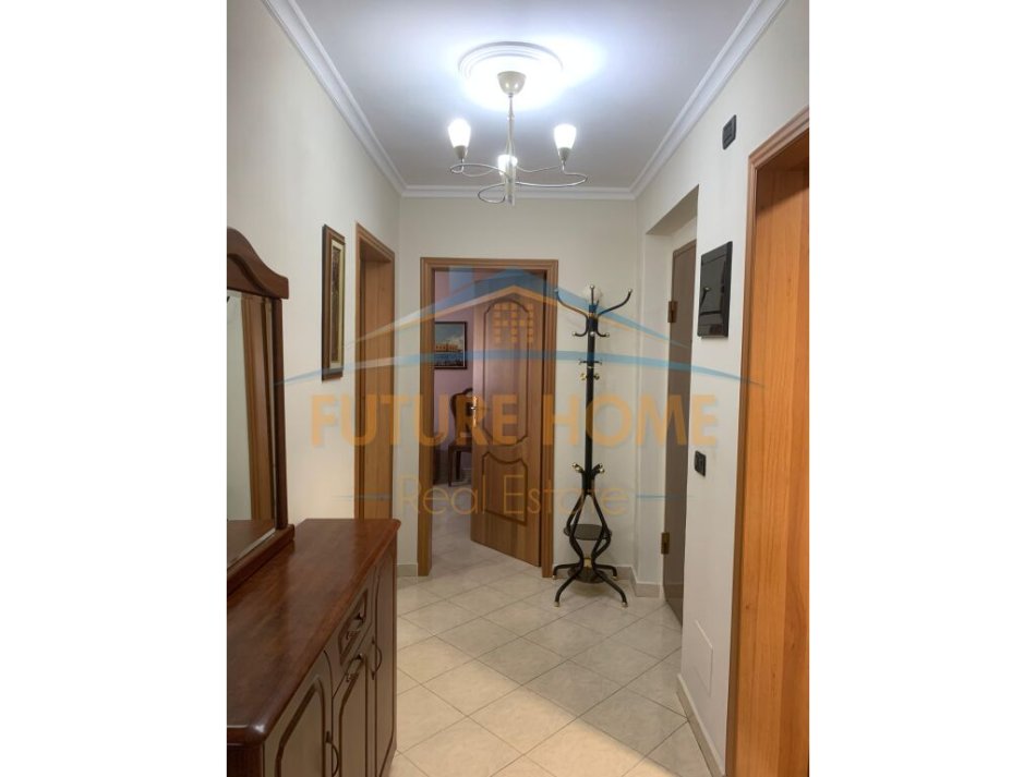 Tirane, jepet me qera apartament 2+1+Ballkon Kati 5, 85 m² 600 € (Rruga Bardhok Biba)