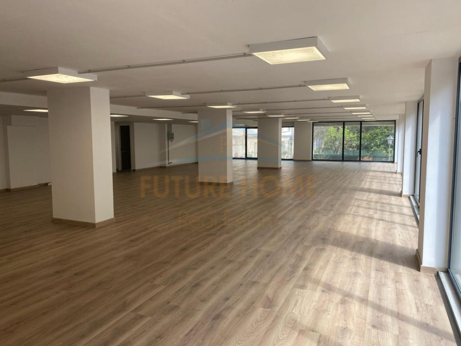 0683487469  Tirane, jepet me qera ambjent biznesi Kati 0, 1.000 m² 7.000 € (Rruga e Dibres)