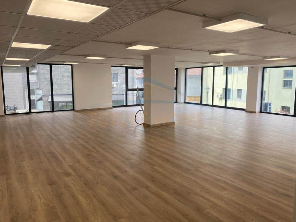 0683487469  Tirane, jepet me qera ambjent biznesi Kati 0, 1.000 m² 7.000 € (Rruga e Dibres)