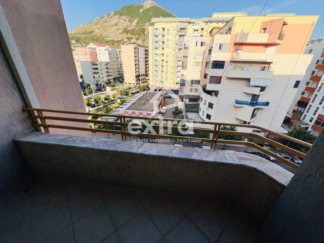 Lezhe, shitet apartament Kati 5, 122 m² 90.000 Euro (Prane Katedrales)