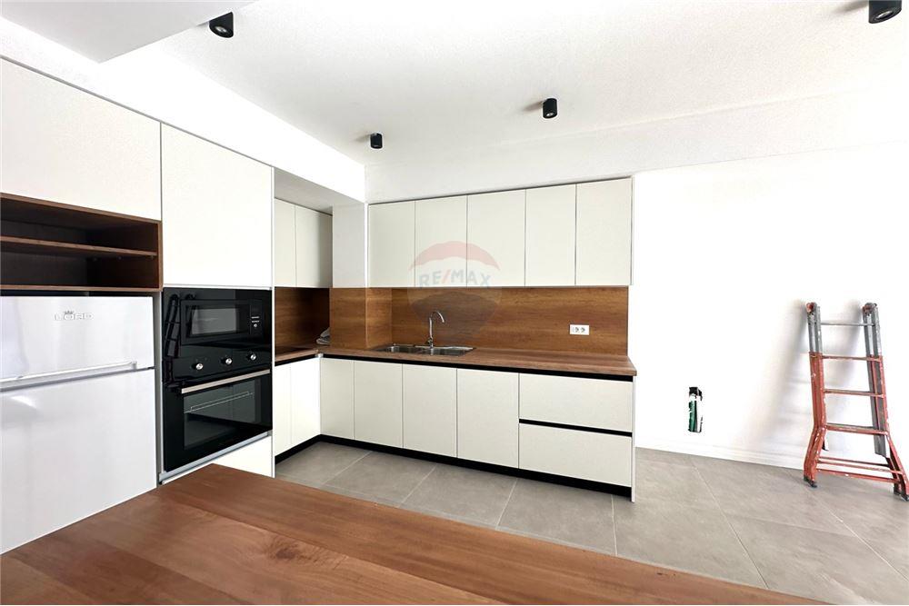 Jepet apartament 2+1 me qira te rruga e Kavajes!
