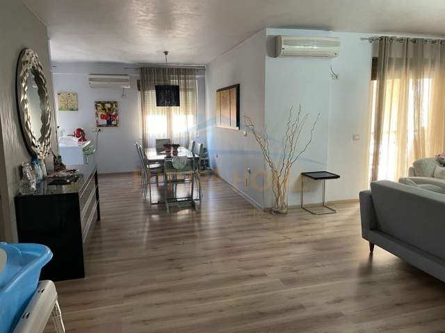 Tirane, jepet me qera apartament Kati 3, 165 m² 750 Euro (Rruga e Barrikadave)