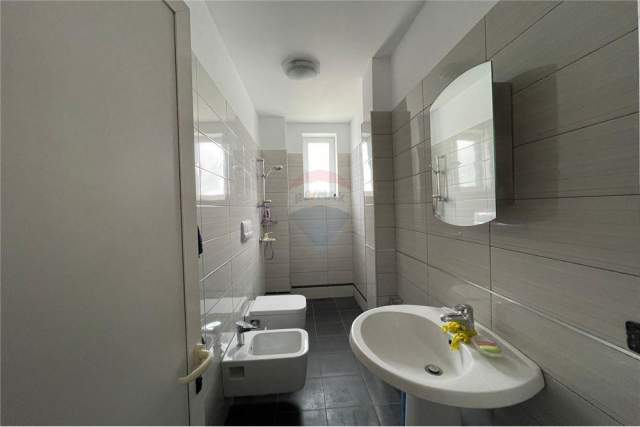 Tirane, jepet me qera apartament 2+1+BLK Kati 2, 80 m² 350 Euro (Rr. Bardhyl)