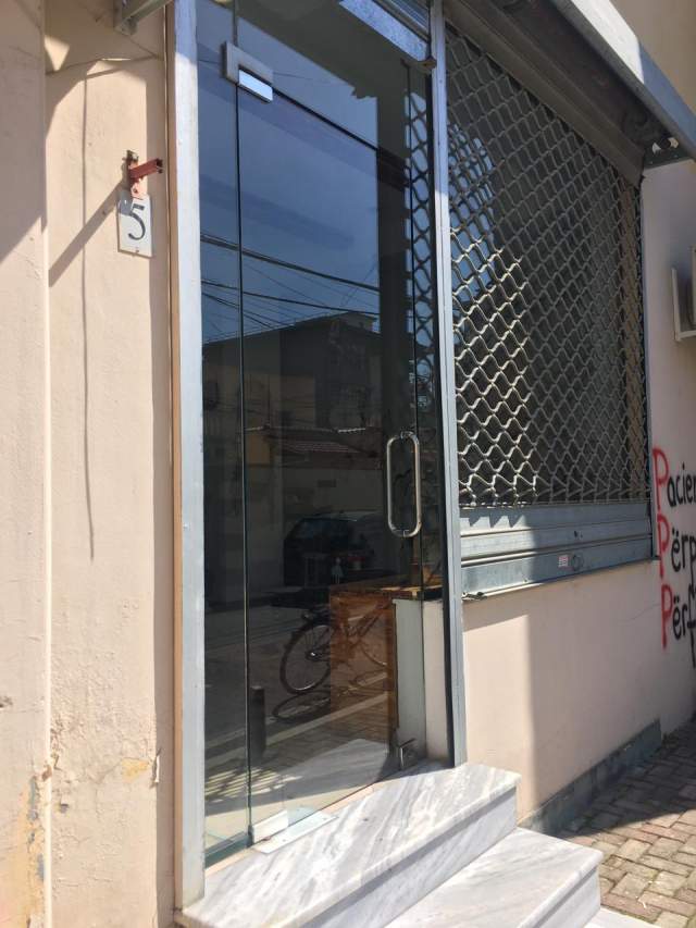 Tirane, shes dyqan Kati 0, 44 m² 84.000 Euro (Rruga  Fortuzi Tirane)