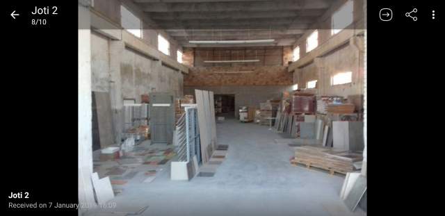 Vlore, shes magazine 1.000 m², 490 Euro/m2  ose me qera (tek rotonda ne hyrje te Vlores). Jepet edhe ne dy pjese shitje/qera
