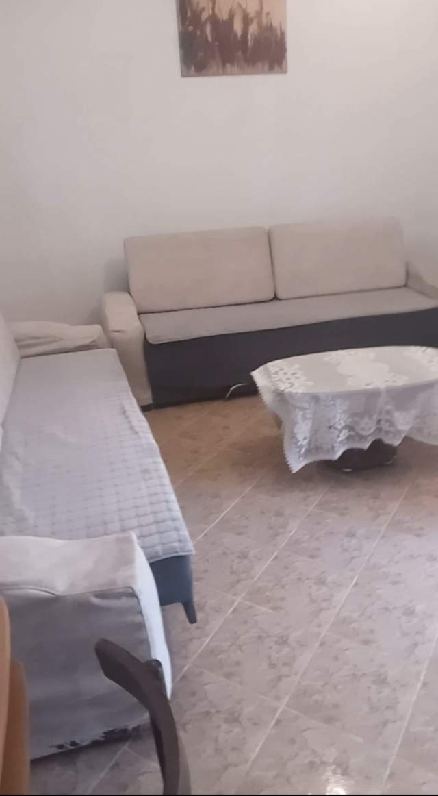 Tirane, jepet me qera Vile 1+1 Kati 2, 60 m² 25.000 Leke (Mbrapa Pallatit te Sportit)