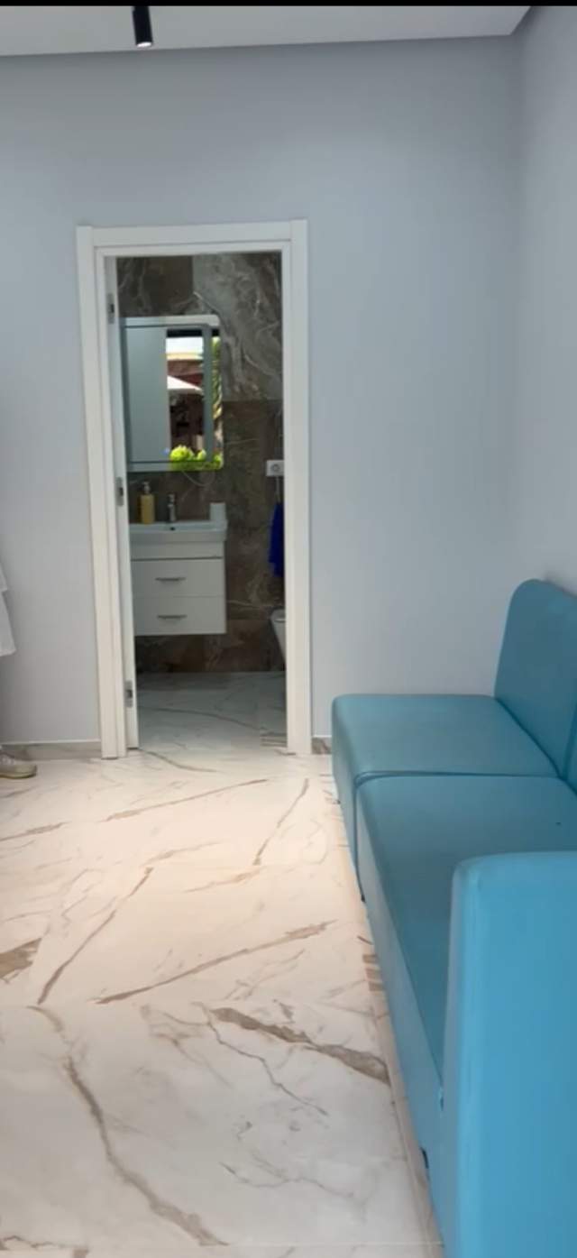 Tirane, jepet me qera ambjent biznesi Kati 0, 22 m² 30.000 Leke (Abraham Linkoln)