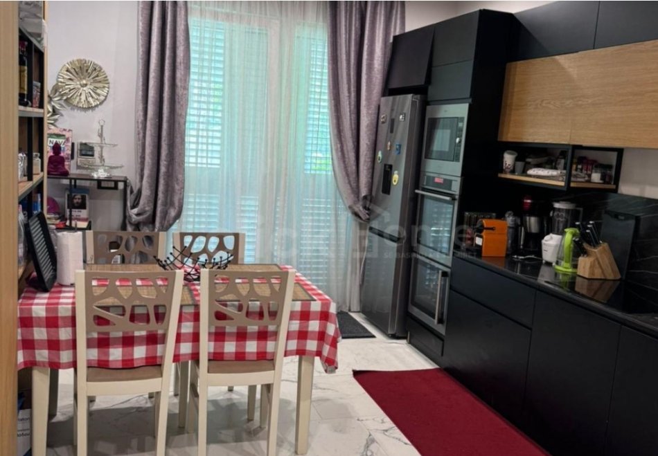 Durres, shitet Vile Gjiri Lalzit 4+1+Aneks+Ballkon , 400.000 €