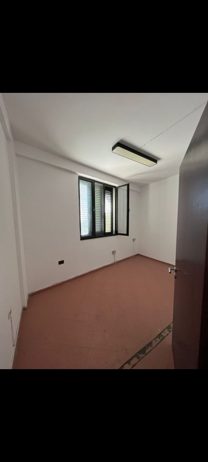 Tirane, jepet me qera apartament(Per biznes) Kati 3, 70 m² 550 € (Rruga e Barrikadave)