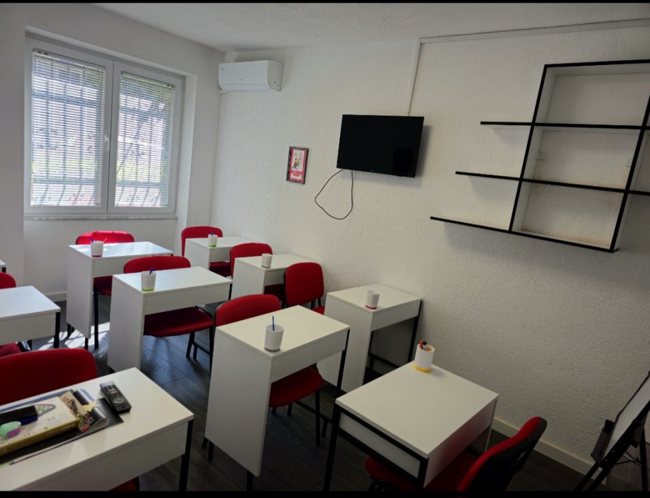 Tirane, jepet me qera zyre Kati 1, 93 m² 700 € (Rruga Muhamet Gjollesha, 21 Dhjetori)