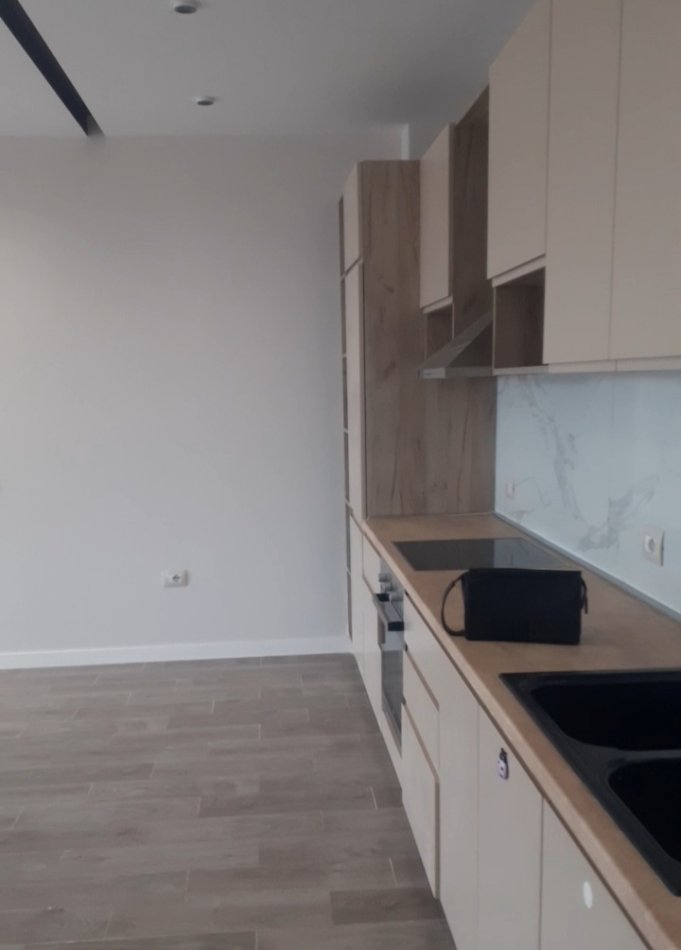 Tirane, shitet apartament 3+1+2 + Ballkon, Kati 5, me shensor.