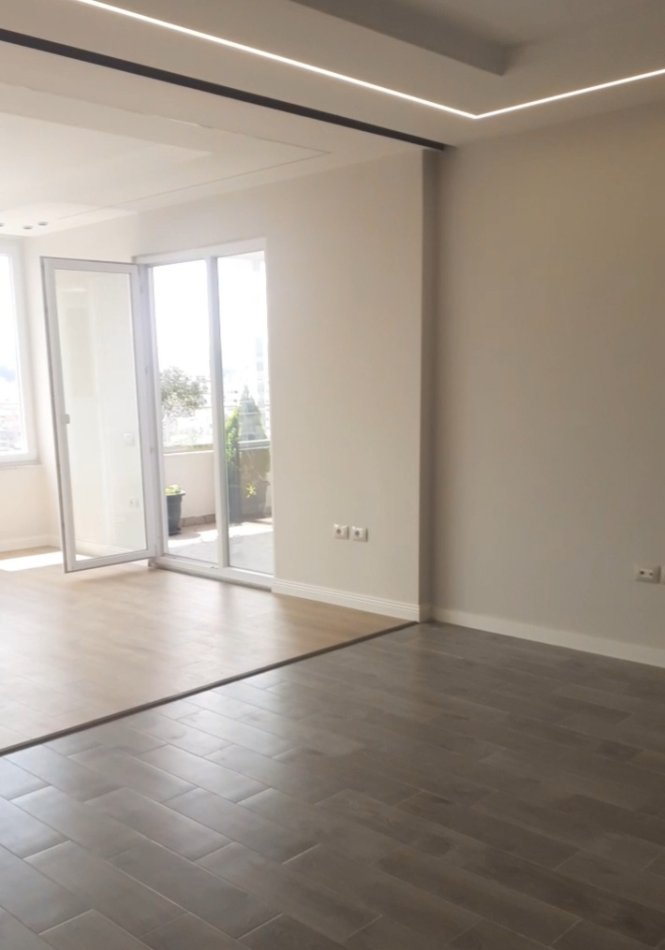 Tirane, shitet apartament 3+1+2 + Ballkon, Kati 5, me shensor.