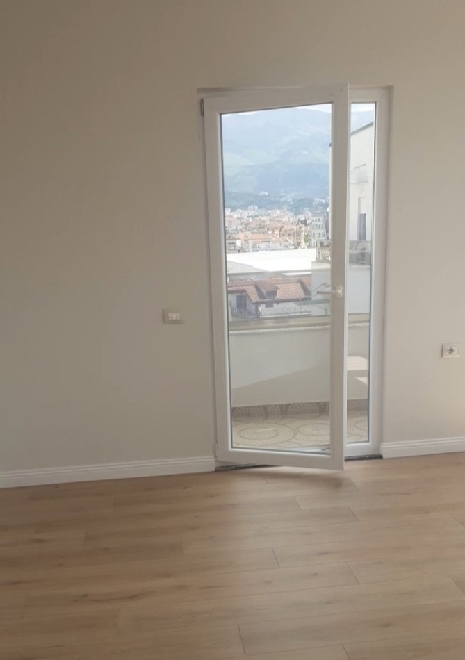 Tirane, shitet apartament 3+1+2 + Ballkon, Kati 5, me shensor.
