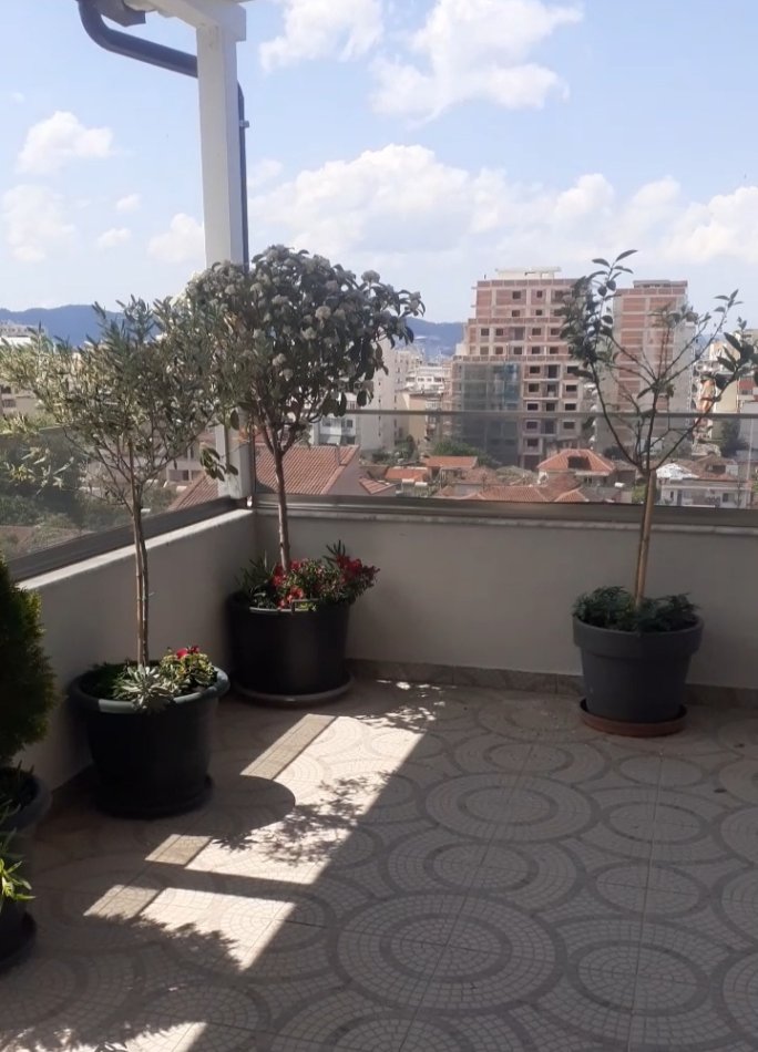 Tirane, shitet apartament 3+1+2 + Ballkon, Kati 5, me shensor.