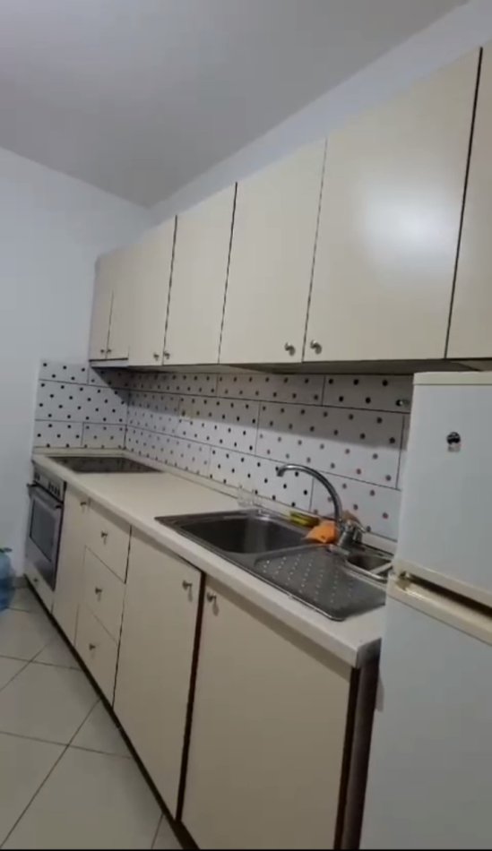 Tirane, jepet me qera apartament 3+1+Ballkon Kati 2, 90 m² 550 € (Ali visha)