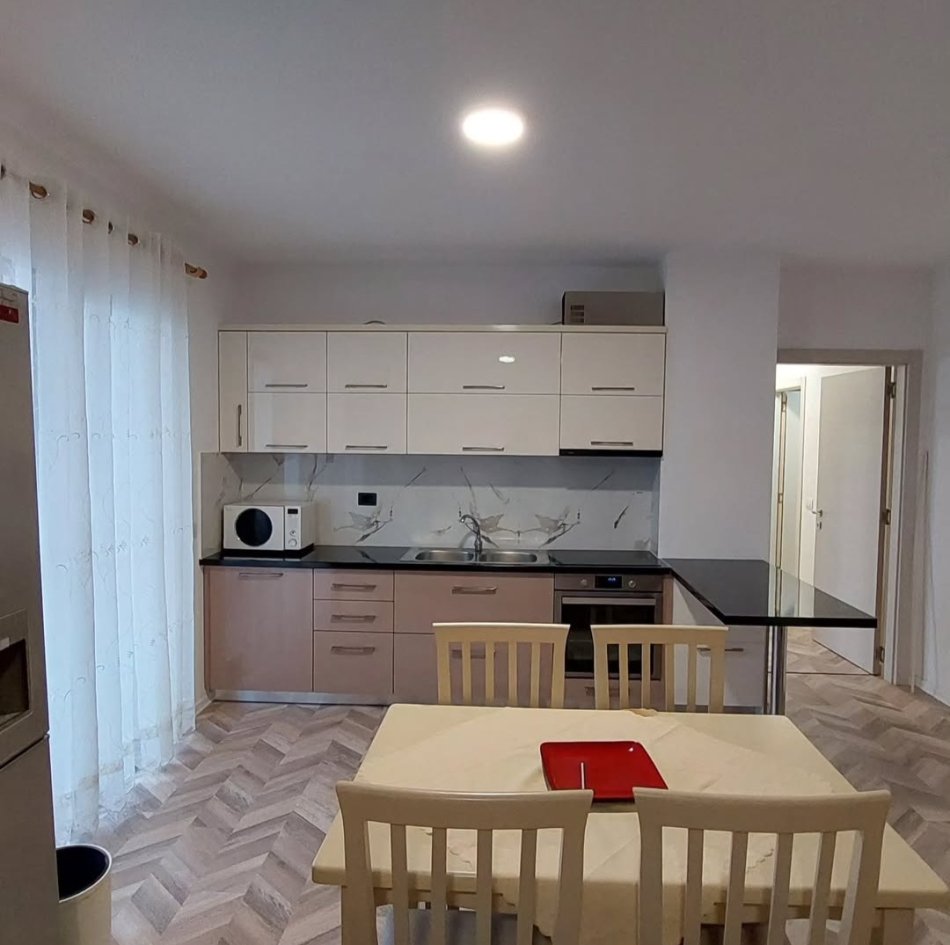 Tirane, jepet me qera apartament 2+1+Ballkon Kati 4, 115 m² 500 € 