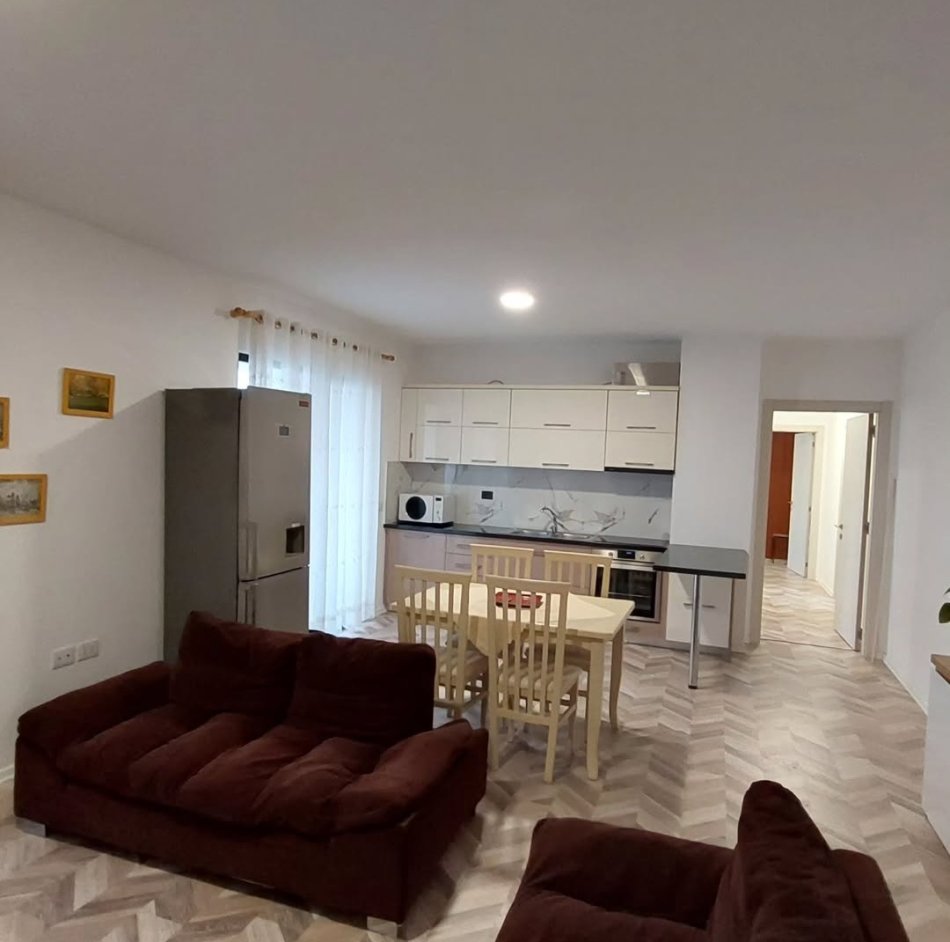Tirane, jepet me qera apartament 2+1+Ballkon Kati 4, 115 m² 500 € 