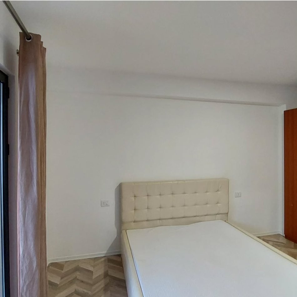 Tirane, jepet me qera apartament 2+1+Ballkon Kati 4, 115 m² 500 € 