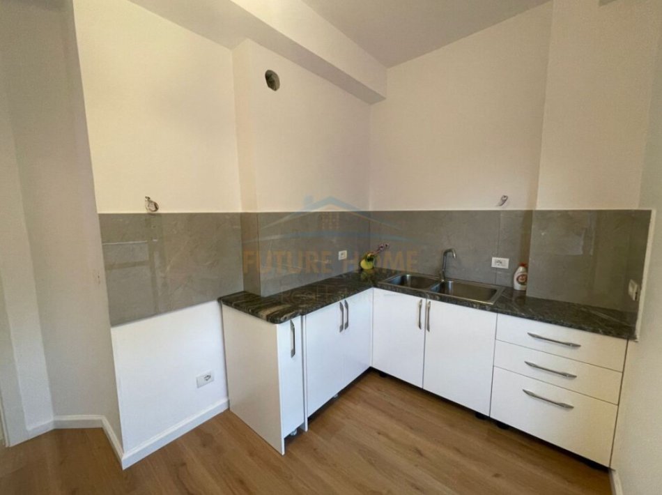 Tirane, shitet apartament 2+1 Kati 6, 112 m² 170.000 € (perball Maternitetit te Ri, Tiranë AREA44858)