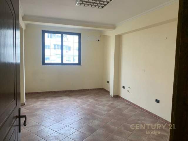 Tirane, jap me qera ambjent biznesi Kati 3, 500 m² 1.200 Euro (Selite)