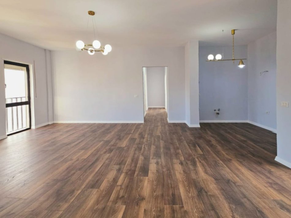 Shitet: 3+1+2wc, Akull i Ri ( Selvia - Shk. Siri Kodra ) 216,000 Euro - k8, Ndertim i Ri - Ap Totalisht i Investuar: PARKET & Kondicioner