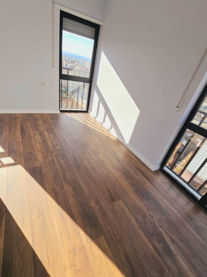 Shitet: 3+1+2wc, Akull i Ri ( Selvia - Shk. Siri Kodra ) 216,000 Euro - k8, Ndertim i Ri - Ap Totalisht i Investuar: PARKET & Kondicioner