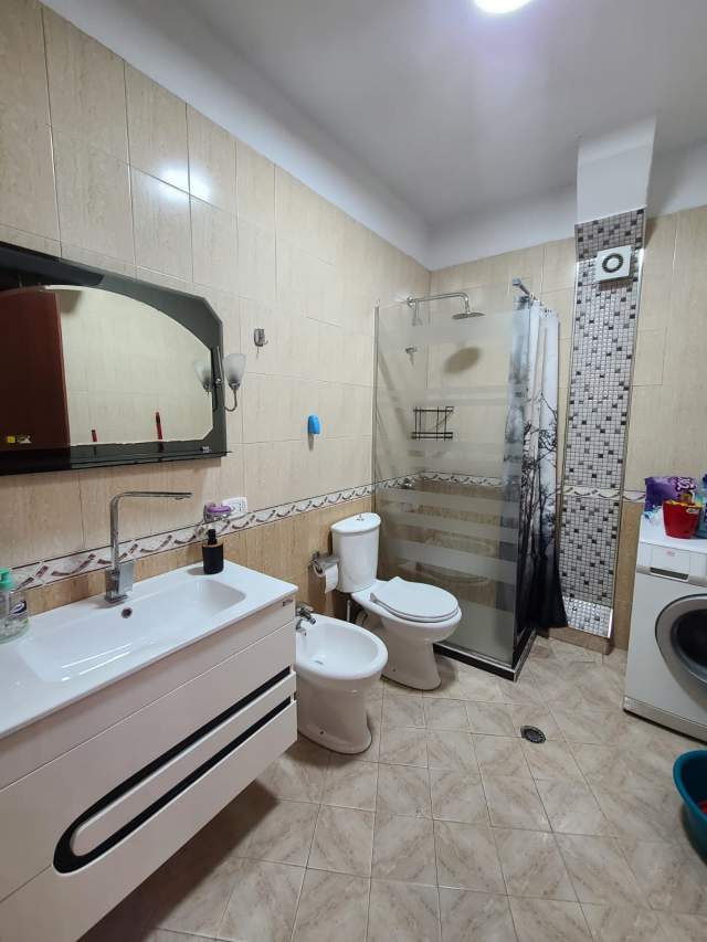 Tirane, jepet me qera apartament 2+1+BLK Kati 4, 75 m² 450 Euro (Shkolla e Baletit)